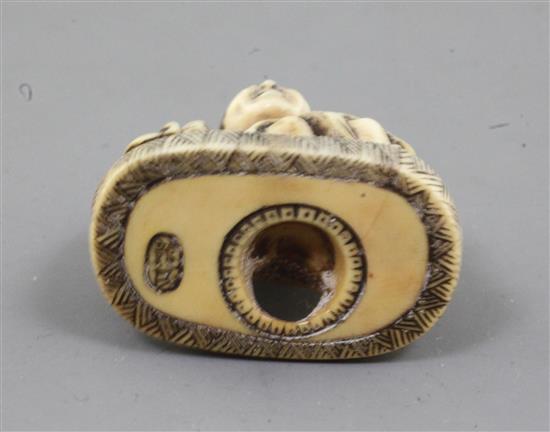 A Japanese ivory netsuke of Shojo, Meiji period, signed Ryumin, h. 3.3cm